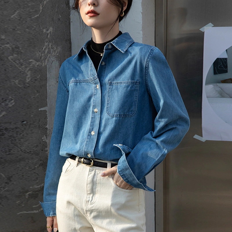 春/秋の新作デザインのレディースデニムシャツの下にゆったりとしたブルーのオフショルダーのフレンチスタイルの長袖シャツを重ね着しました