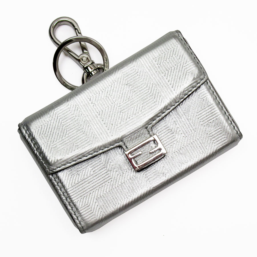 フェンディ FENDI チャーム ポーチ ズッカ レザー シルバー メンズ w0520a