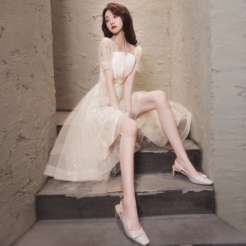 シャンパンカラーの小さなドレス2024秋宴会気質パフォーマンス小さな白とスリムな西洋風の花嫁介添人ドレス