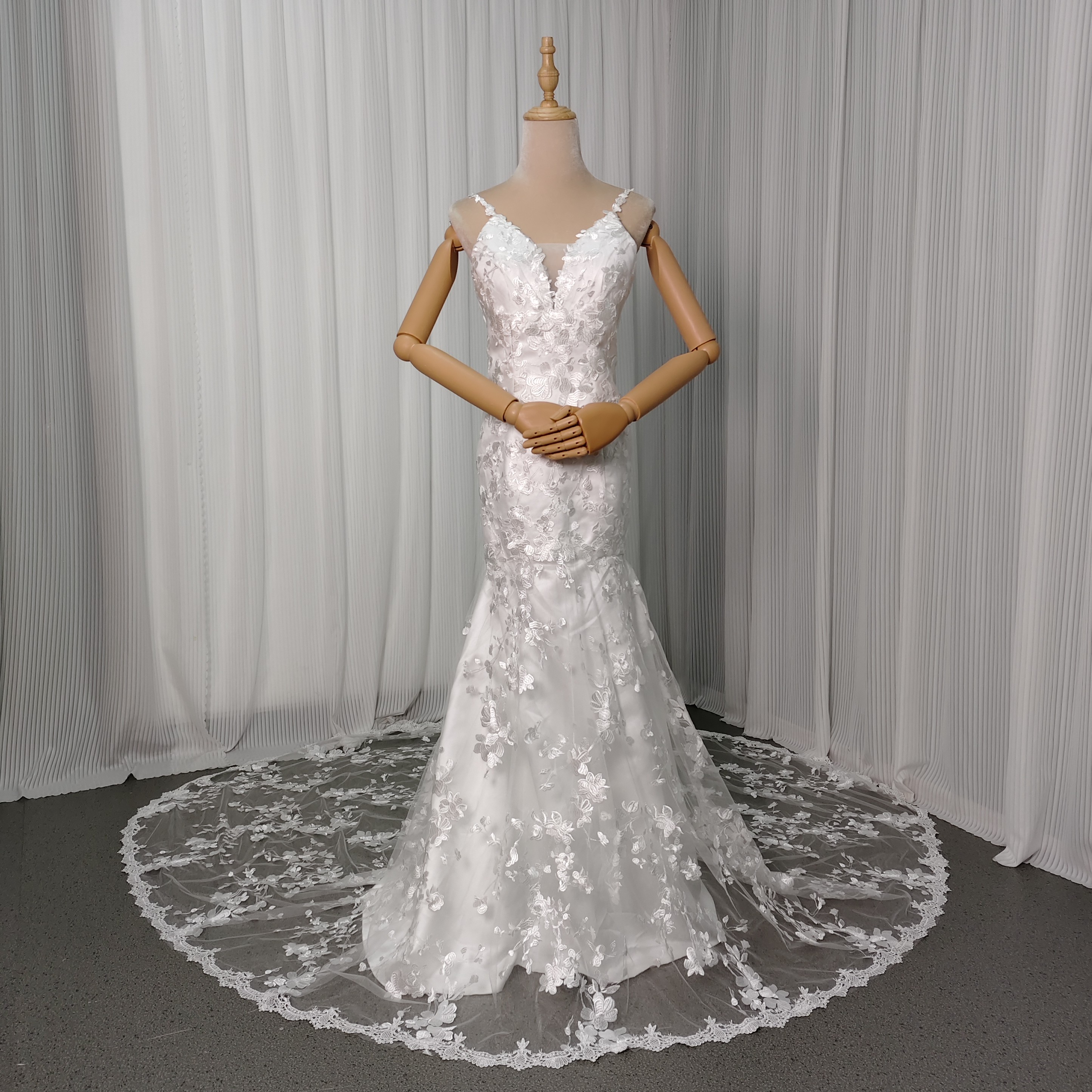 ウエディングドレス オフホワイト キャミソール 花柄モチーフで刺繍が美しい 華やかなトレーン ブライダル