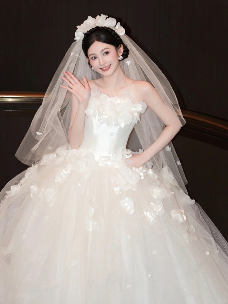 軽いウェディングドレス2025花嫁チューブトップフォレスト旅行撮影高品質のテクスチャプリンセスドレスアウトメインヤーン