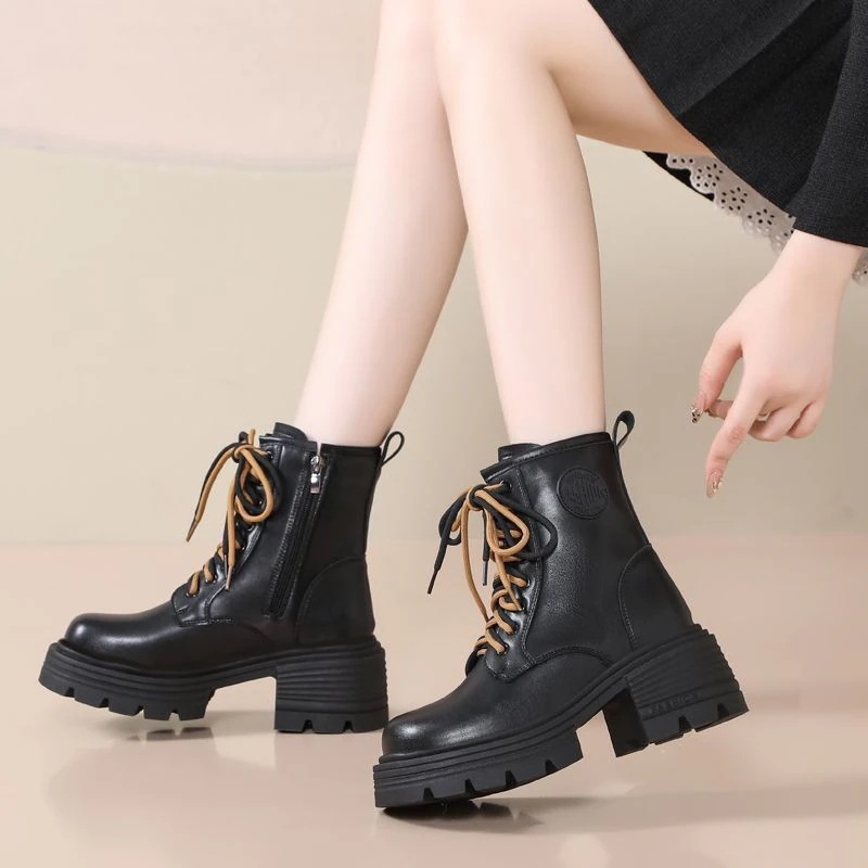 ショートブーツ 高さを増やすショートブーツ女性秋と冬の新しい厚底英国スタイル汎用性の高い軽量バイクブーツパッド入りの小さな薄い スタイルアップ！ヒールパンプス 迅速な3日以内の出荷