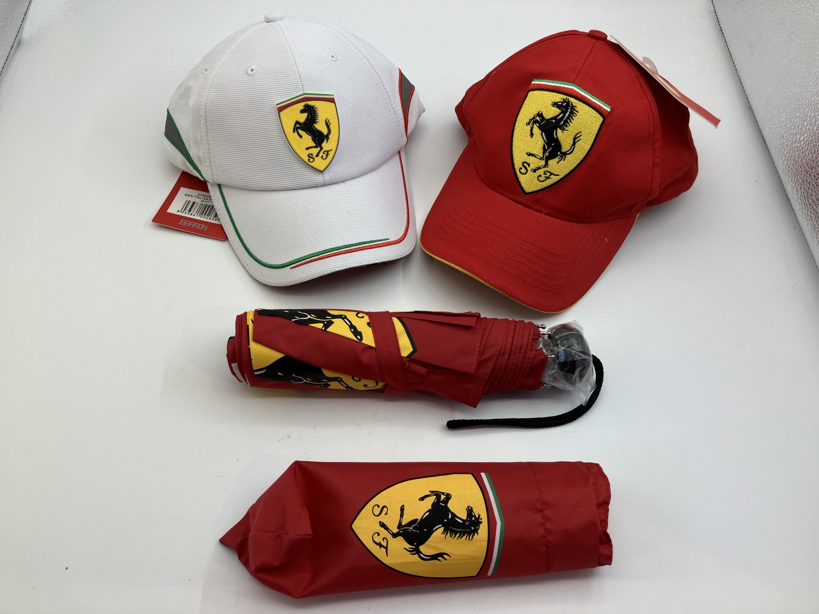 フェラーリ/キャップ2個/折りたたみ傘１個/新品未使用　赤＆白　送料無料 Qoo10] フェラーリ/キャップ2個/折りたたみ傘1 : バッグ・雑貨