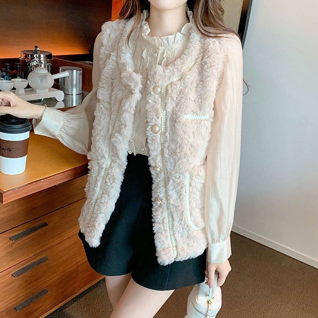レディース ベスト ふわふわ もこもこ ノースリーブ パールボタン フェイクファー ノーカラー 3色 大人可愛い ママコーデ ママファッション 韓国系 オルチャン 人気 トレンド 新作 20代 30代 5,880円