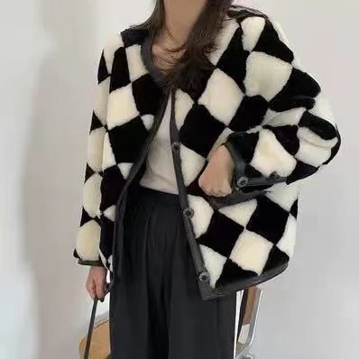 バイカラー　可愛いファーコート　レディーストップス　冬コーデ