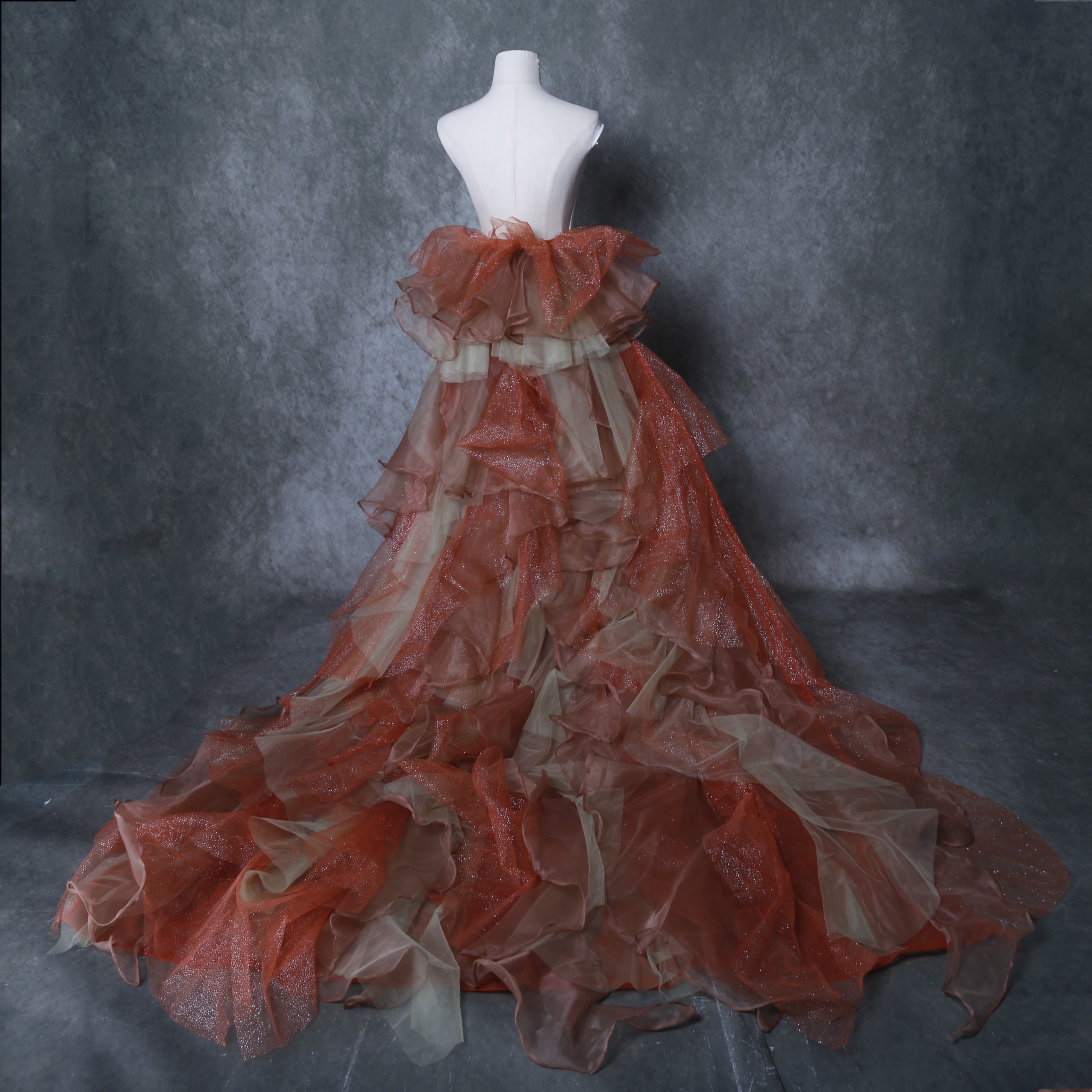 華やかなトレーン 取り外し テラコッタ色 グリーン オーガンジー ソフトチュール ラッフルフリル 花嫁