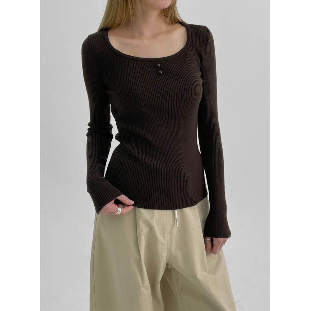 ブラックアップトメインスクエアネックボタンリブニット 4,687円