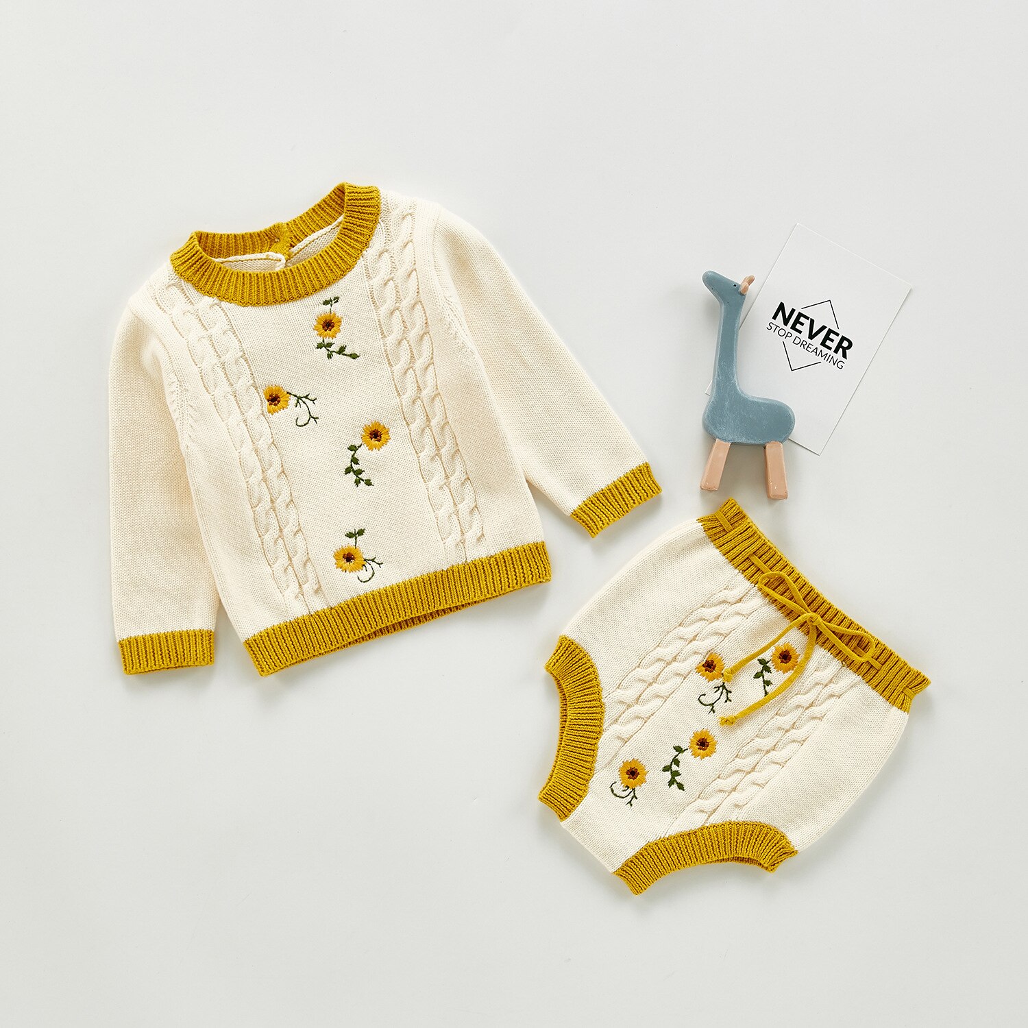 最安価格 2022秋冬モデルの女性の赤ちゃんの手縫い純綿のヒナギクの花のカバーのセーターのショートパンツ 上下セット