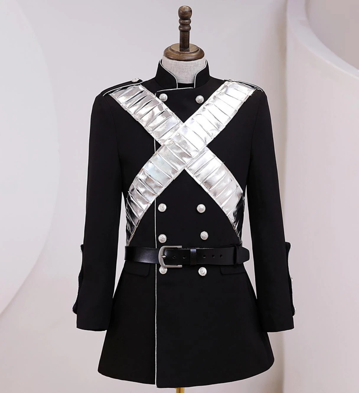 期間限定30%割引 ステージ 衣装 メンズ 欧風 中世期 宮廷 ジャケット 長袖 ミドル丈 ダブルボタン ベルト付 2本斜めのシルバーのサッシュ付き 黒 立ち襟 スタンドカラー王子様 貴族 兵隊 礼服