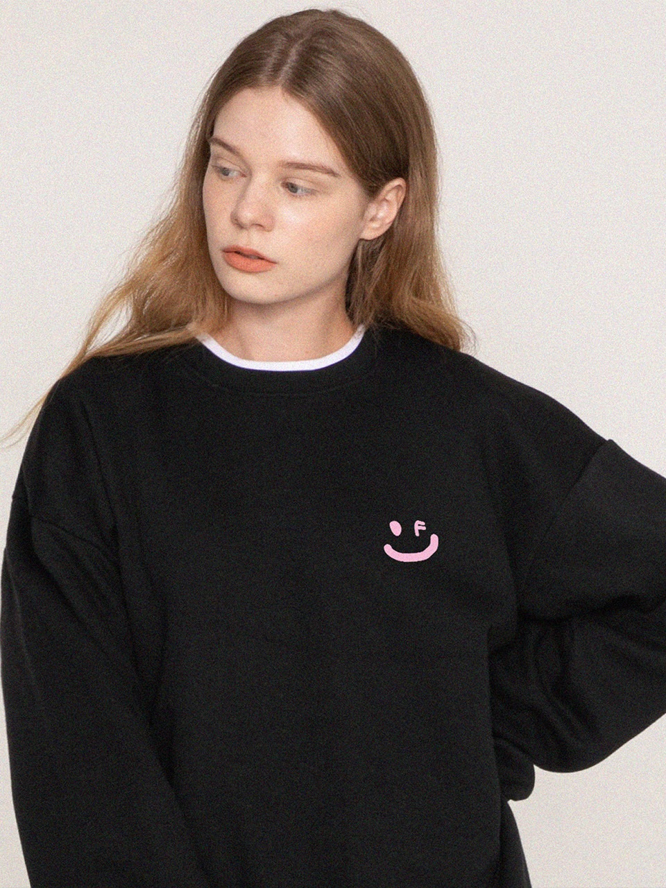 GRAVER スモールドローイングスマイルスウェットシャツブラックピンクロゴ