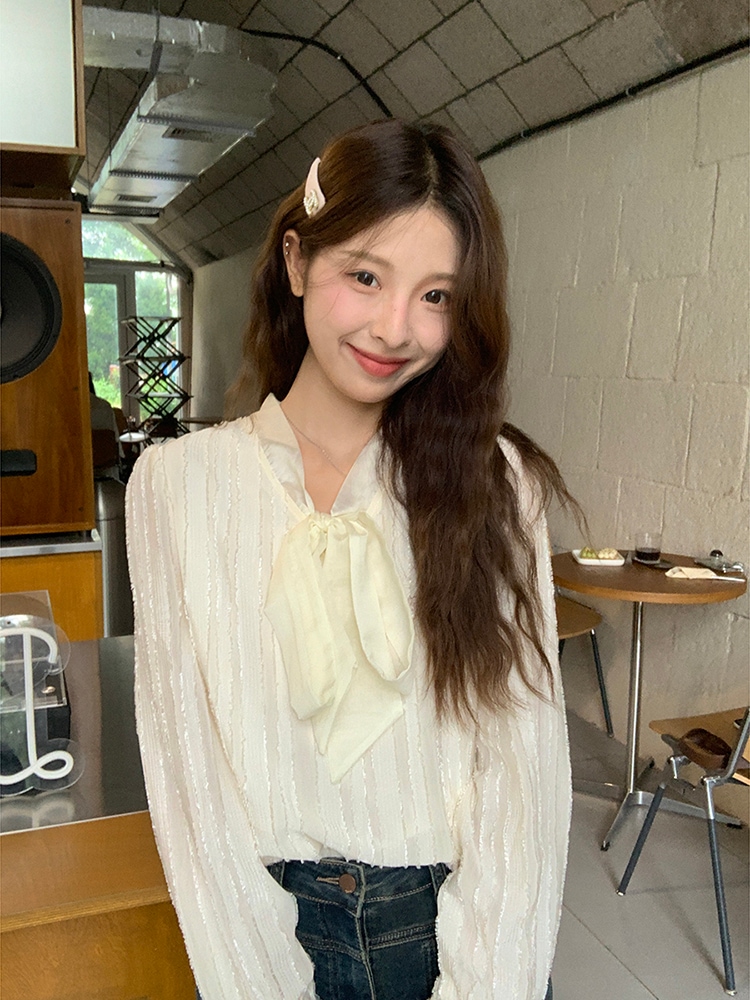 バタフライシャツ2024秋韓国風優しい気質と年齢を軽減する甘い女性用トップス