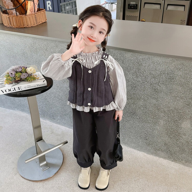 女の子の秋のスーツ 2024 新しい子供服洋風ベビーシャツウールベスト韓国語バージョンインターネット 人 3 点セット