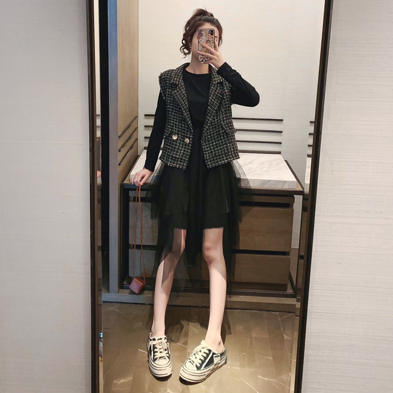 ワンピースの女性の秋長袖の尺高い腰不規則網チュール粗花呢チョッキの2点セット