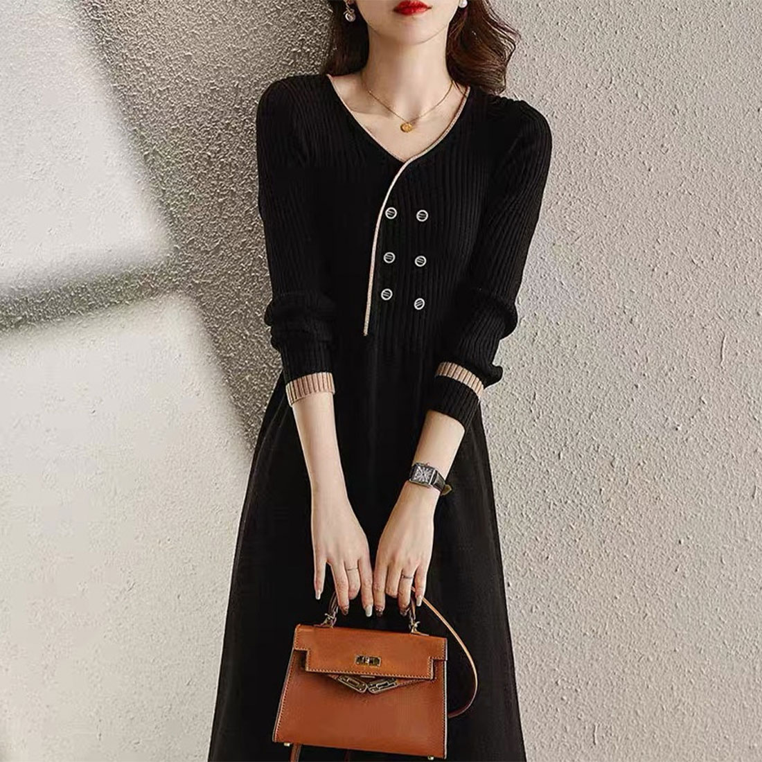 営业促进 1枚着るだけで品の良さを感じるパイピングデザインニットワンピース　膝丈ワンピース　長袖　冬冬冬　Vネック　きれいめ　シンプル　大人　通勤　OL