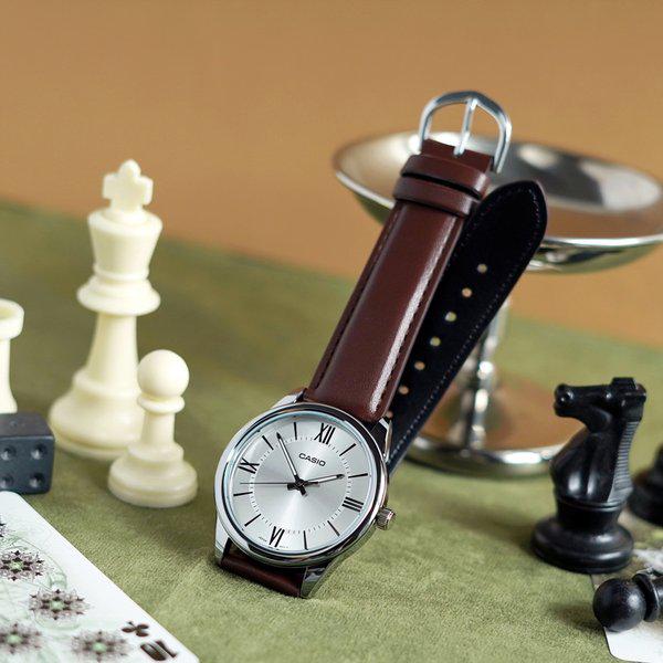 クラシック メンズ ベーシック レザー腕時計 ローマ数字 ブラウンシルバー