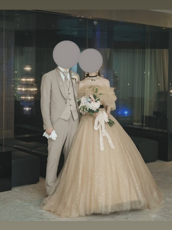 実例写真！カラードレス シャンパン色 オフショルダー キラキラグリッターチュール サッシュベルト 華やかなトレーン 結婚式