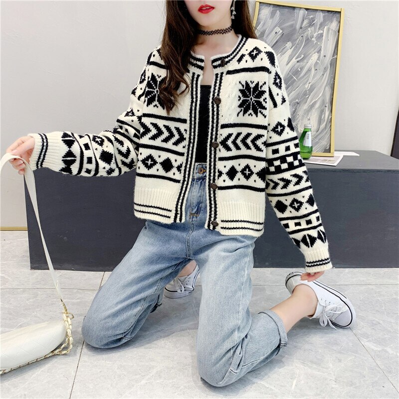 ノスタルジック柄ニットカーディガン トップス カーディガン 袖あり l 萌袖 ラウンドネック 前開き かわいい 大人可愛い きれいめ シンプル カジュアル 大人 おしゃれ お洒落 大人可愛い 大人女