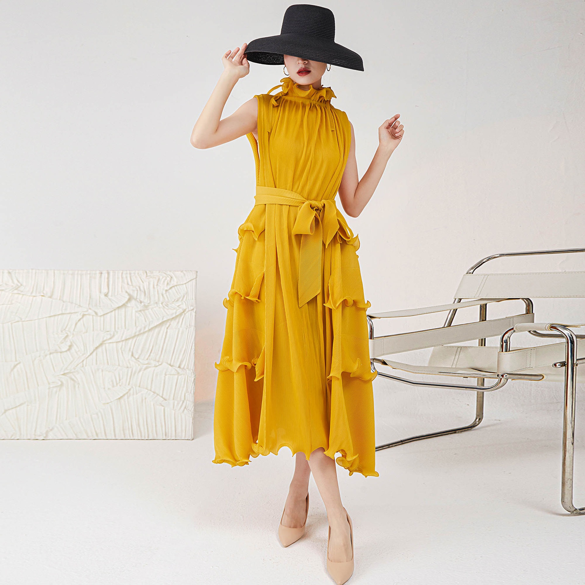 女性のフランスのレトロな不規則なストラップのウエストデザインのノースリーブのロングワンピースのファッション