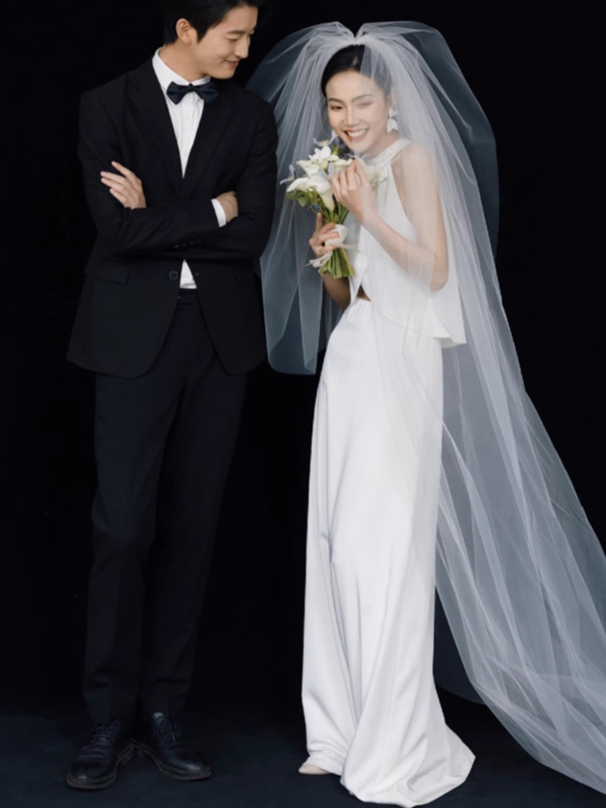 サテン首掛け軽ウエディングドレス受領証登録旅団撮影シンプル高級感白やせ花嫁迎賓のお出かけ紗冬