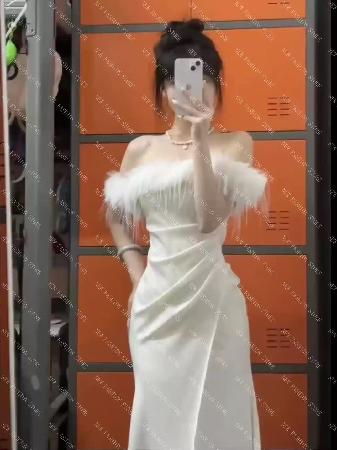 ワンショルダーの小さなドレスの女性は腰を引いて痩せたドレスの春のドレスを着ています-69