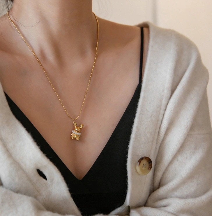 シャワー時に外す必要のないゴールデンチタンスチールネックレス女性用の立体的な面白いバニーパールスウェットシャツチェーン