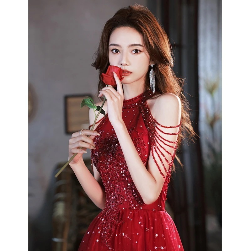トースト着用花嫁 2025 新しい結婚式ワインレッドホルターセクシーなハイエンドイブニングガウン女性のハイエンドガーゼスカート