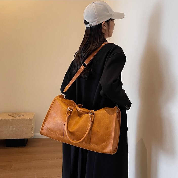 バッグ カバン ショルダー 斜めがけ 肩がけ 手持ち キャリーバッグ ボストンバッグ トラベルバッグ フィットネスバッグ キャリーオンバッグ バッグオンバッグ ラウンド ベルト ポケット ファスナー