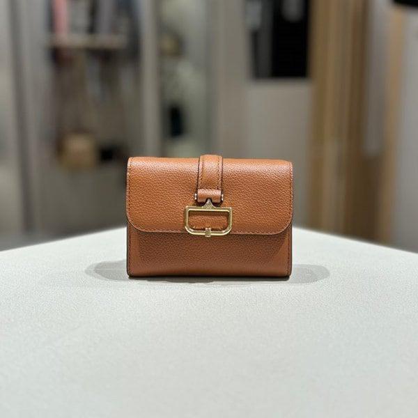 DCWA4F551W2 ブラウン Dバックル装飾 二つ折り財布