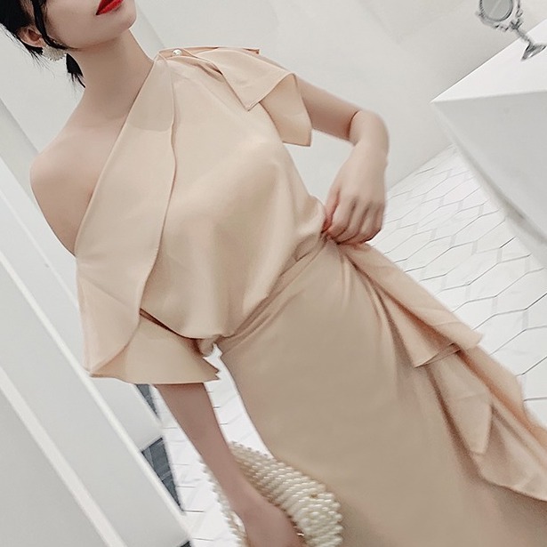 ワンピース レディース ワンショル イヴニングドレス 個性的 人気 春服 夏服 秋服 冬服 ひざ丈 袖なし ドレープ SNS 映え モテ 高見え 格上げ 海外トレンド 無地 ブラック アプリ