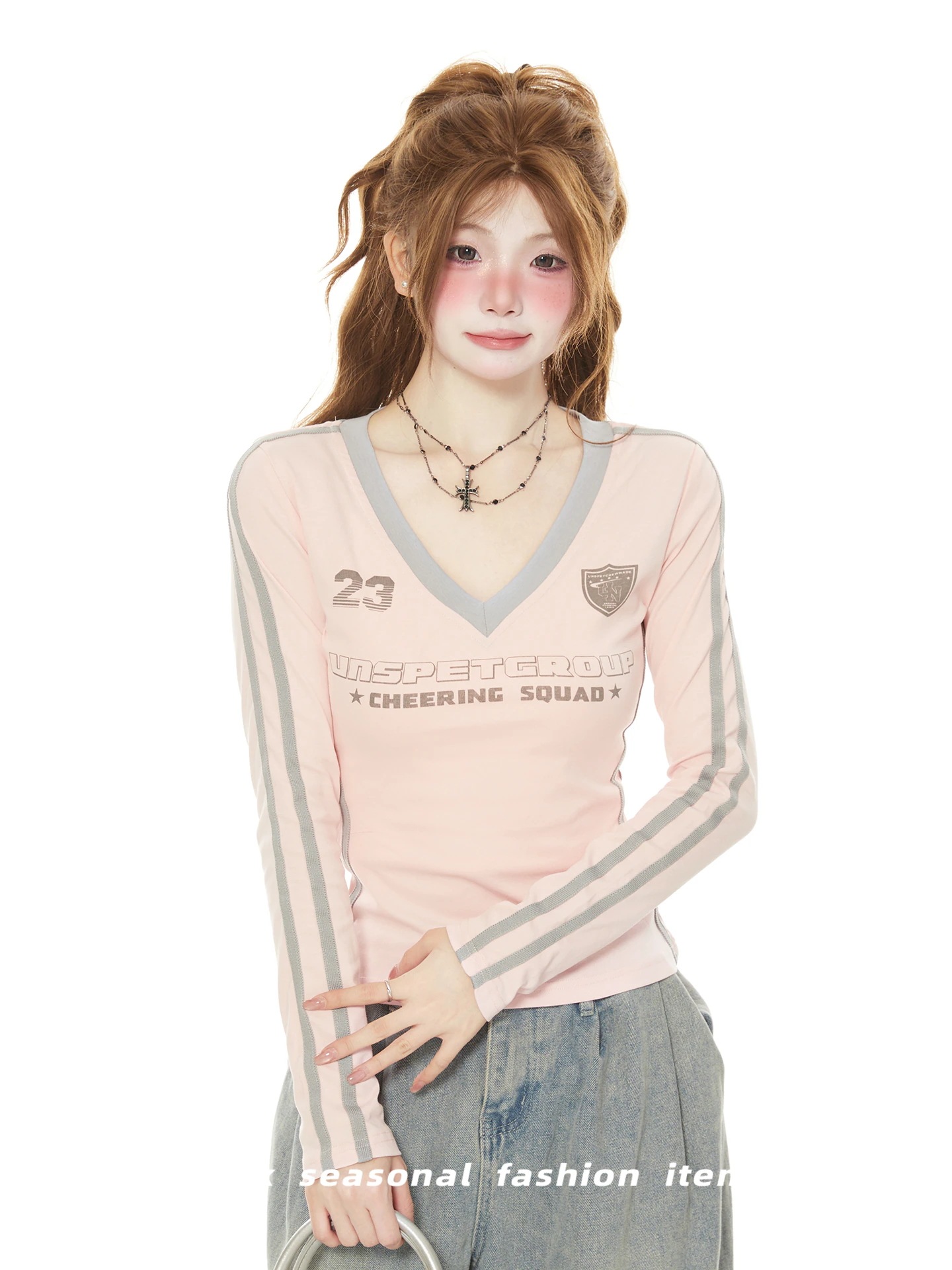最安値に挑戦！2025春夏 Tシャツ長袖韓国風Vネックプリントダンスショート丈タイトトレンドトップスレディーススポーツミックスストリートバイカラーおしゃれ系スリーブカジュアル大人可愛いスポーティー配色