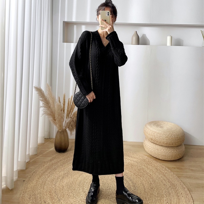 秋冬の新型の長いvネックはゆったりしていてやせている毛のスカートは膝のニットのワンピースの女性を過