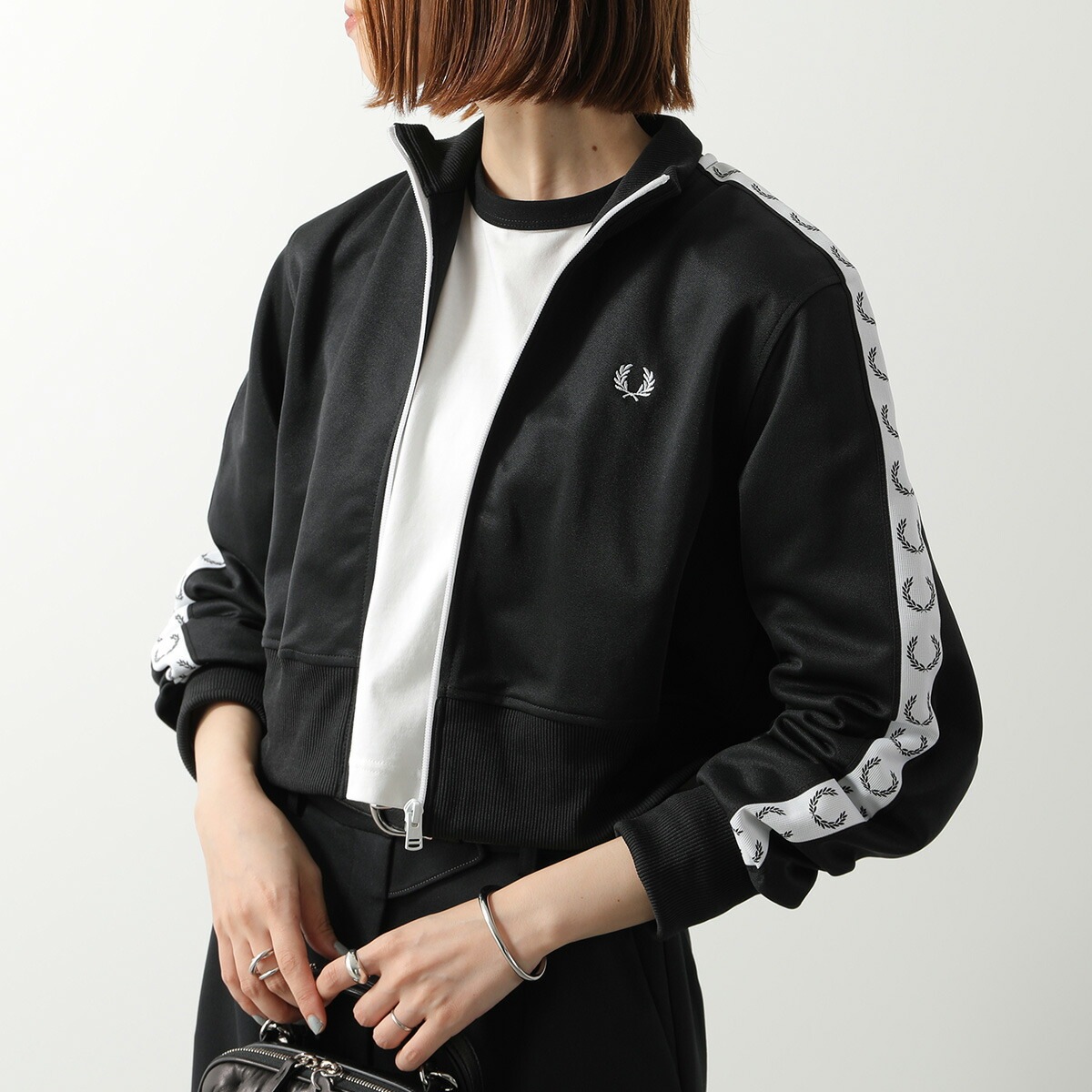FRED PERRY フレッドペリー トラックジャケット Cropped Taped Track Jacket J4133 レディース ロゴ ローレルリース 刺繍 ブルゾン クロップド丈 102/BL