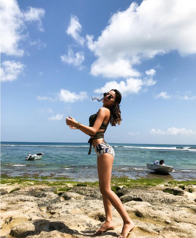 オシャレ 水着 -075 3点セット ラッシュガード スパッツ 上品な水着 MIZUGI 海 旅行 新婚旅行 海外 リゾット セレブ ビキニ 葉 柄 フォトジェリック