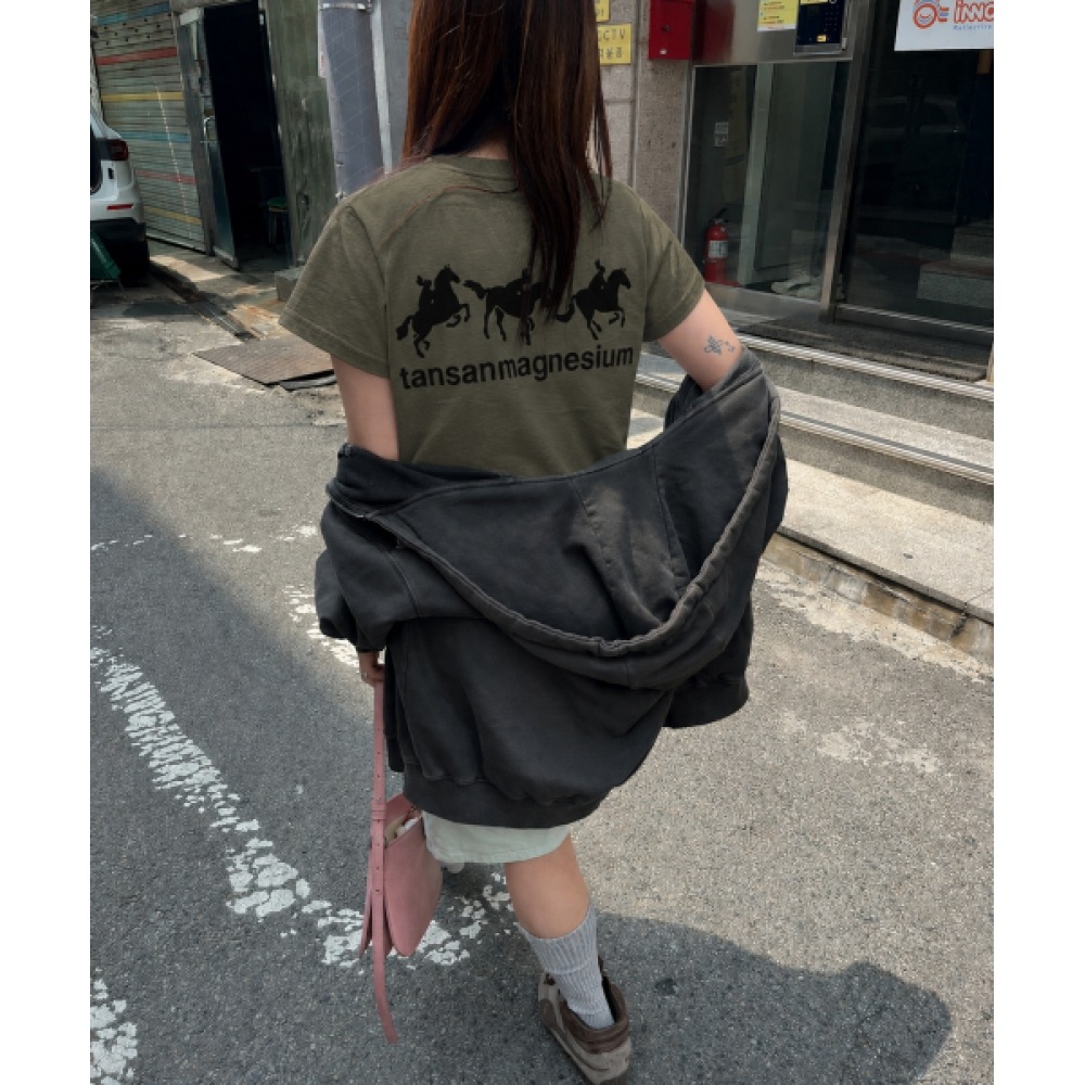 タンサンマグネシウムホースラビット Tシャツ (カーキ/ブラック)
