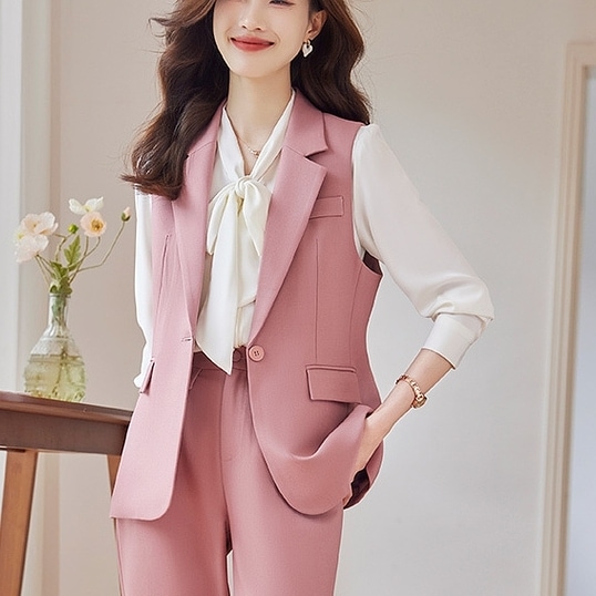 トップス ベスト 襟付き スーツベスト 前開き ボタン ポケット ミディアム丈 かわいい 大人可愛い きれいめ シンプル 上品 レトロ おしゃれ かっこいい カジュアル こなれ感 個性的 主役級 7,459円