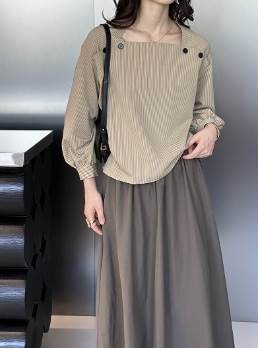 トップス ブラウス カットソー プルオーバー 春 秋 冬 長袖 バルーン袖 スクエアネック デコルテきれい スリム セミタイト 細身 ストレート Iライン すっきり 肌みせ ボタン ハリ感 ベージュ