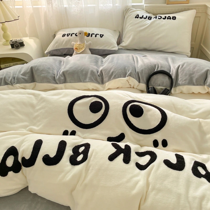 【急速出荷!】心温まるミルクベルベット フレンチベルベット 可愛い黒練炭タオル刺繍入り掛け布団カバーシーツ3～4枚セット