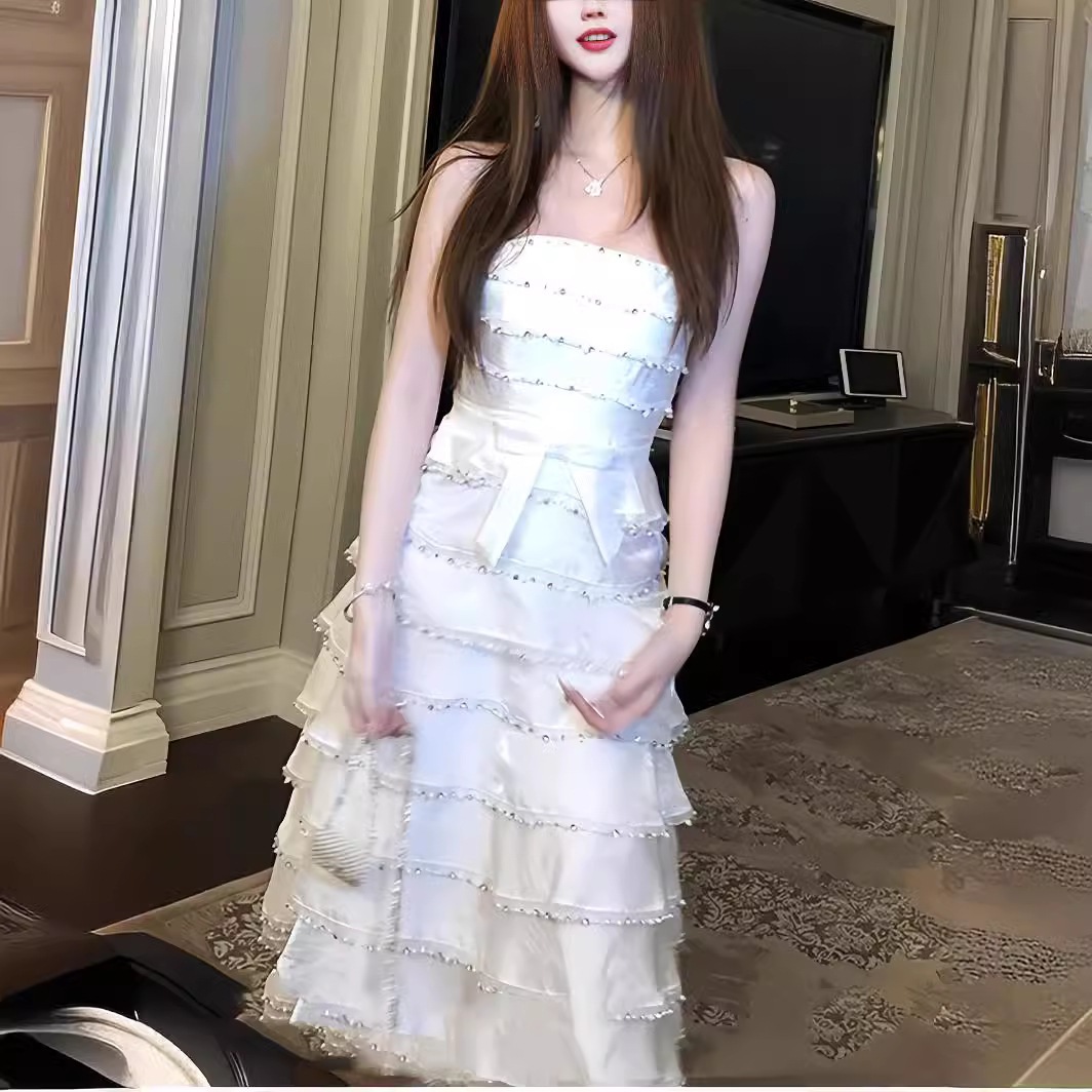 フリルの縁とチューブトップ優しくエレガントなゆったりとしたケーキドレススカートを備えた女性の新しい夏のドレス