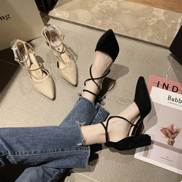 レディース パンプス 太ヒール ミドルヒール ポインテッドトゥ ストラップ 大人可愛い きれいめ シンプル 上品 おしゃれ かっこいい 主役級 存在感 シック クラシック フェミニン スタイリッシュ