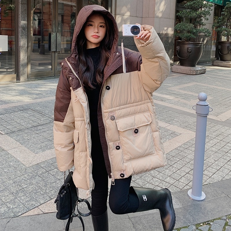 ファッショナブルな気質対照的なカラースプライシングダウンジャケット2024新しい韓国スタイルの小柄な人々のための緩いウエストの暖かいジャケット