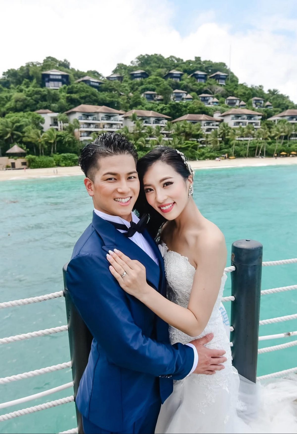 実例写真！ ウエディングドレス オフホワイト 繊細なレース ソフトマーメイドライン 華やかなトレーン 結婚式