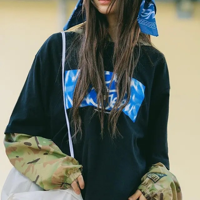 NewJeans X 藤原ヒロシ COLLER(コレ) Tシャツ VER.3 (ブラック) / 公式グッズ LINE FRIENDS KPOP