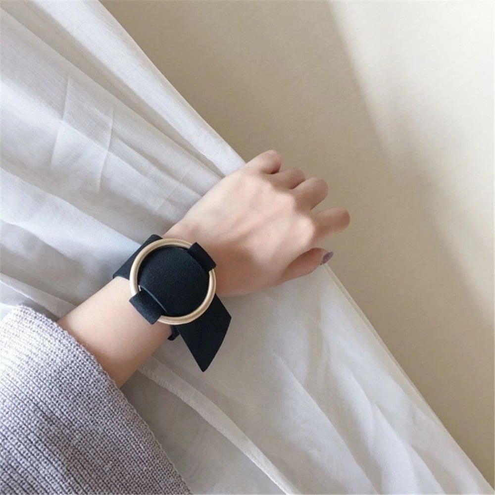 ブラックフェイクレザーリングバングル ラリエット風 ブレスレット 手首 アクセサリー 女性 フェルト 黒色 金具 シルバー ゴールド 銀色 金色 リボン フリーサイズ プレゼント 綺麗 mtr580