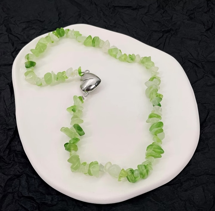 Black Aunt Green Gravel マグネットラブネックレスフェミニンラグジュアリーネックレスホットスタイルライトラグジュアリーニッチ鎖骨チェーン