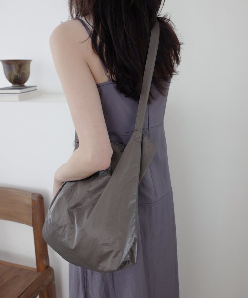 UNFOLD グロッシー ショルダーバッグ (gray-brown)