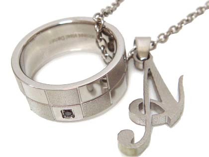 ダナスダイヤモンドイニシャルリングネックレス/Danas Blackclassイニシャルステンレスネ