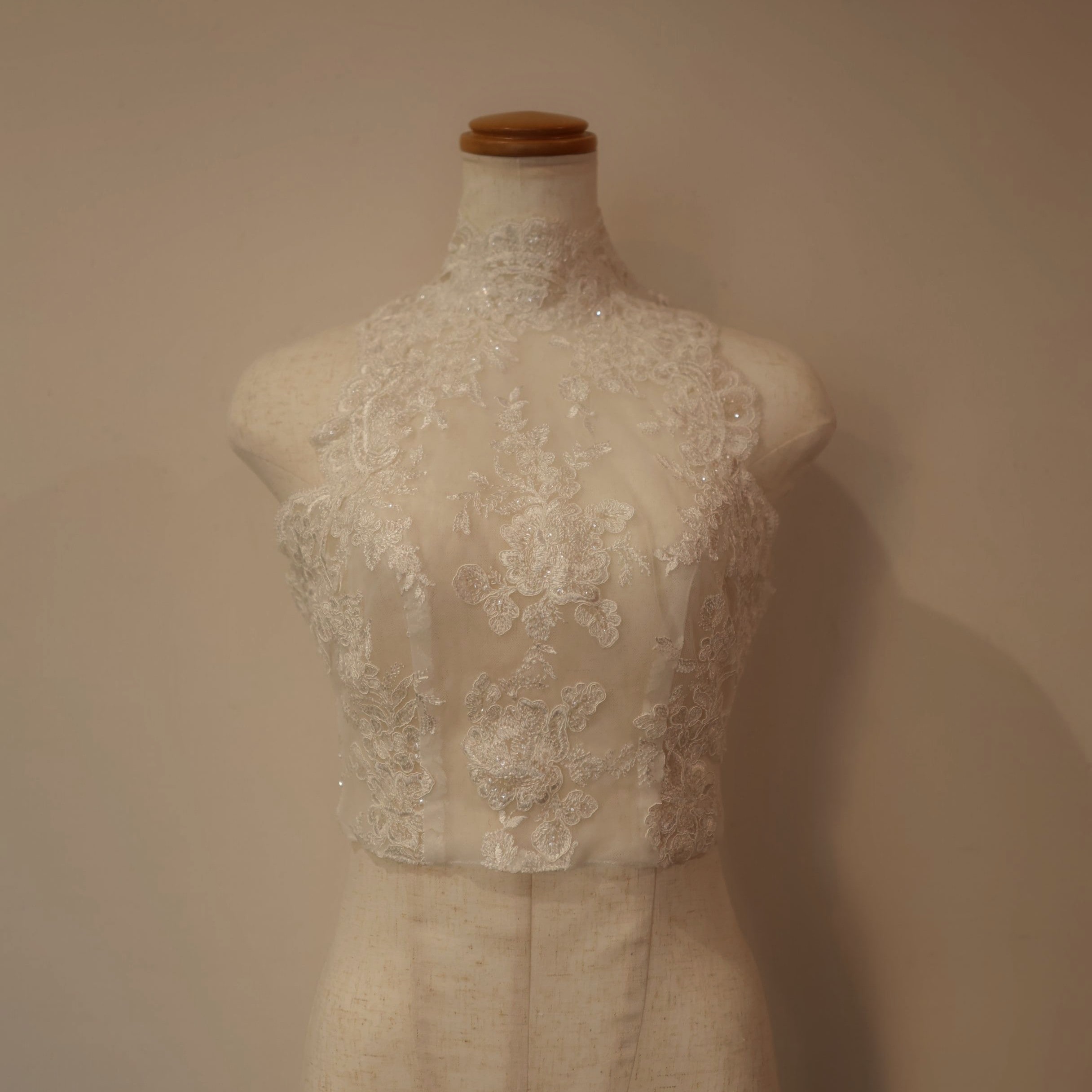 ボレロ ノースリーブ くるみボタン キラキラ光る刺繍 シアーな美しさ 花嫁/ウェディングドレス