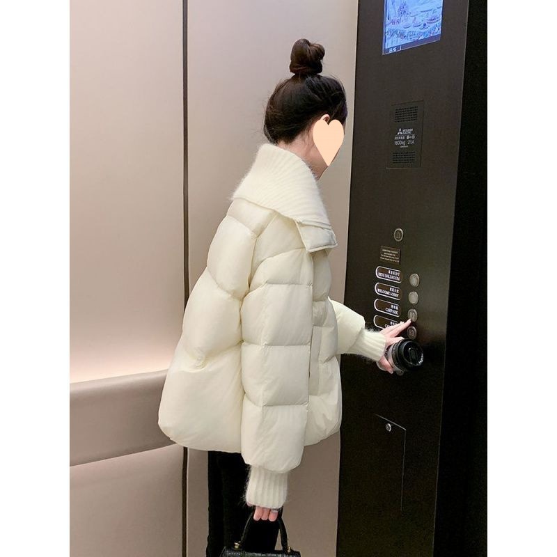 デザイン感のあるショートニットダウンジャケット女性ファッション白カモフラ小柄アウター