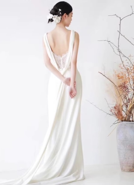 ウェディングドレス Vネック ノースリーブ 美しいバックレース 揺らめく裾 披露宴 27,170円