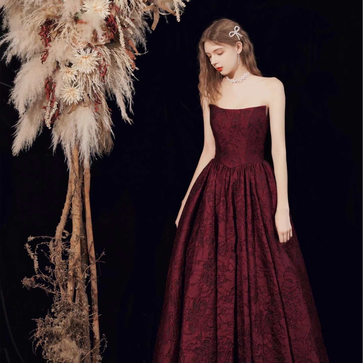 ドレスブライド2025春と夏の赤いウェディングドレスバンケットの気質サテンロングドレススカートストラップストラップ